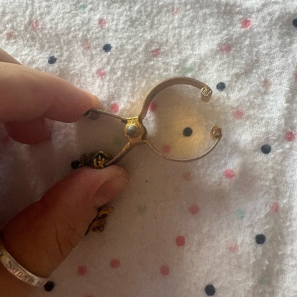 Vintage Gold Tone Glove and Scarf Holder Clip - Picture 6 of 9